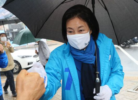 박영선 더불어민주당 서울시장 후보가 3일 서울 강동구 천호공원에서 봄비가 내리는 가운데 거리유세를 하고 있다. 연합뉴스