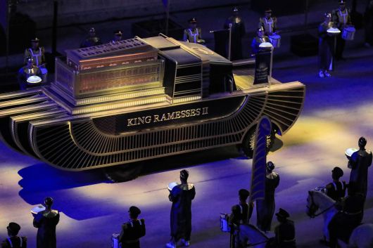 고대 이집트 파라오 람세스 2세의 미라가 3일(현지시간) 저녁 고대 이집트 왕가의 문장으로 장식된 트럭에 실려 새 박물관으로 이송되고 있다. AFP=연합뉴스