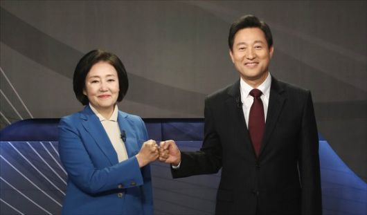 박영선 더불어민주당 서울시장 후보와 오세훈 국민의힘 서울시장 후보가 5일 오후 서울 양천구 예총회관에서 열린 한국방송기자클럽 초청 서울시장 보궐선거 후보자 토론회 시작 전 포즈를 취하고 있다. 오종택 기자