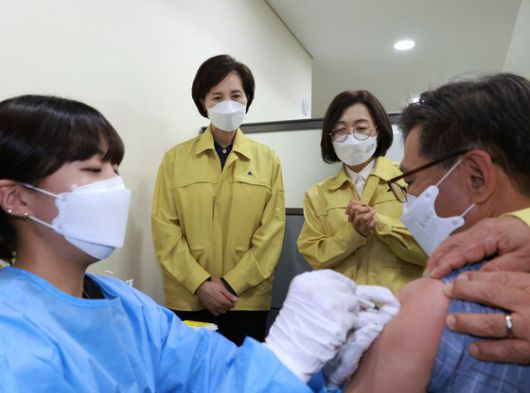 유은혜 사회부총리 겸 교육부 장관이 2일 학교 교직원 대상 신종 코로나바이러스 감염증(코로나19) 백신 접종이 시작된 경기도 성남 수정구보건소에서 은수미 성남시장과 함께 접종 참관하고 있다. [교육부 제공]