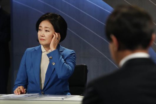 박영선 더불어민주당 서울시장 후보(왼쪽)와 오세훈 국민의힘 서울시장 후보가 5일 오후 서울 양천구 예총회관에서 열린 한국방송기자클럽 초청 서울시장 보궐선거 후보자 토론회에서 토론 준비를 하고 있다. 뉴스1