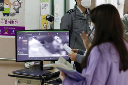 10일 오전 서울 성북구 한 중학교에서 열린 고졸 학력인정 검정고시에 응시한 수험생들이 고사장에 입실하며 방역 지침에 따라 체온을 확인하고 있다.   연합뉴스