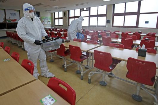 지난 2월 24일 오후 광주 동구 서석초등학교 급식실에서 방역대원들이 새학기 맞이 특별방역 소독을 하고 있다. 뉴스1