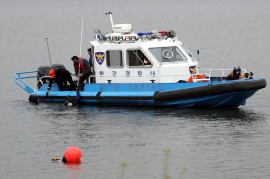 대학생 손정민씨가 실종 엿새째인 지난달 30일 오후 서울 반포한강공원 인근에서 숨진채 발견됐다. 사진은 이날 반포한강에서 수중수색작업중인 경찰. 뉴스1