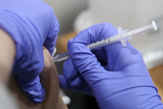 4일 오후 서울의 예방접종센터에서 의료진이 코로나19 백신을 접종하고 있다. 뉴스1