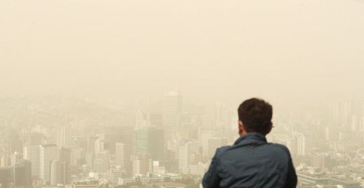 서울과 경기, 충남에 황사 위기경보 ‘주의’ 단계가 발령된 7일 서울 남산타워에서 바라본 서울시내가 뿌옇다. 뉴스1