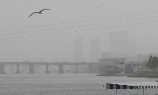 8일 오전 한강공원 반포지구에서 바라본 서울도심이 황사에 뒤덮여 뿌옇게 보이고 있다. 뉴스1