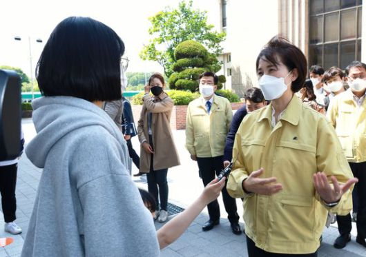 유은혜 사회부총리가 지난 3일 서울 송파구 서울체육중·고등학교에 설치된 코로나19 이동식 PCR 검사소를 찾아 학생과 대화하고 있다. 연합뉴스