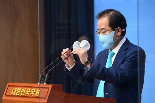 홍준표 무소속 의원이 지난 10일 서울 여의도 국회 소통관에서 국민의힘에 복당을 신청하겠다고 밝히고 있다. 연합뉴스