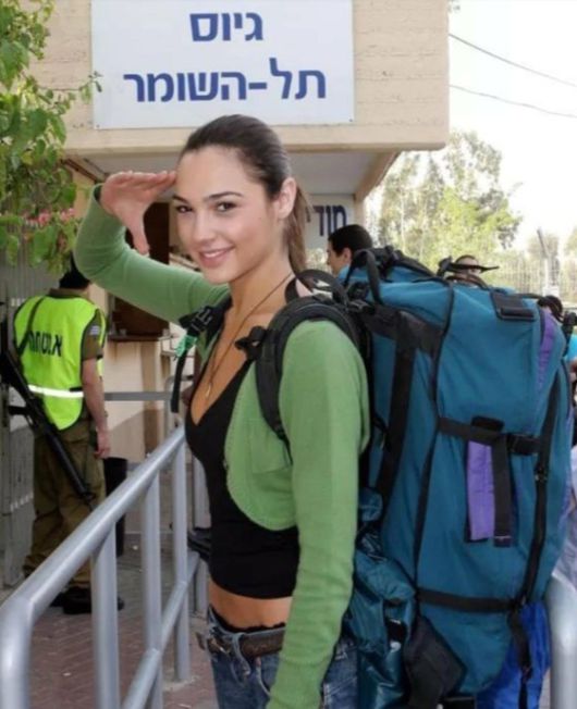 갤 가돗이 이스라엘군에 복무했을 당시의 모습. [트위터 캡처]