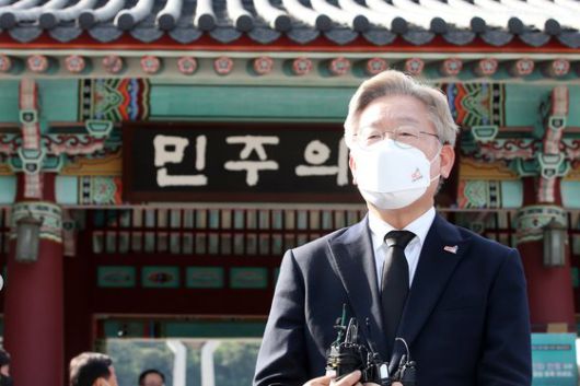 이재명 경기지사가 지난 18일 오후 5·18 민주묘지 민주의문 앞에서 참배를 마치고 취재진 질문에 답변하고 있다. 이 지사는 이날 "민생이 가장 중요하다"며 개헌론을 일축했다. 연합뉴스