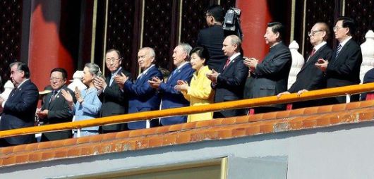 2015년 9월 베이징 톈안먼 광장에서 열린 '중국 항일 및 세계 반(反)파시스트 전쟁 승리 70주년 기념 대회'에서 박근혜 대통령이 중국 시진핑 주석, 블리디미르 푸틴 러시아 대통령과 함께 성루에서 열병식을 참관하고 있다. 청와대사진기자단