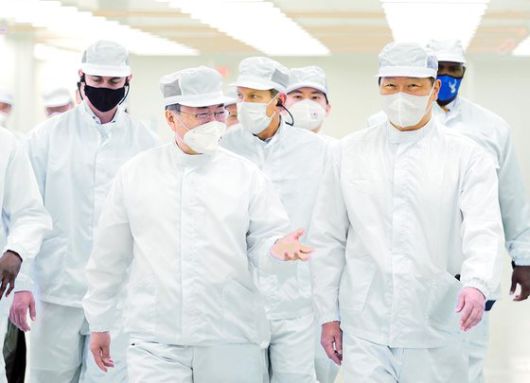 문재인 대통령이 22일 오후(현지시간) 미국 애틀랜타 SK이노베이션 조지아공장에서 전기차 배터리 1공장을 최태원 SK그룹 회장과 함께 시찰하고 있다. 뉴시스