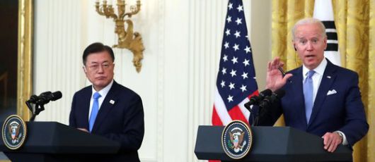 문재인 대통령과 조 바이든 미국 대통령이 21일 오후(현지시간) 백악관에서 정상회담 후 공동기자회견을 하고 있다. 연합뉴스