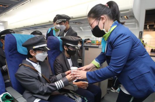 부산광역시 남성초등학교 학생들은 하룻밤 자고 오는 수학여행 대신 지난 6일 '무착륙 학습 비행'을 했다. 부산시교육청은 거리두기 단계에서는 숙박형 여행을 금지하고 1일형 현장 체험학습을 하도록 하고 있다. 송봉근 기자