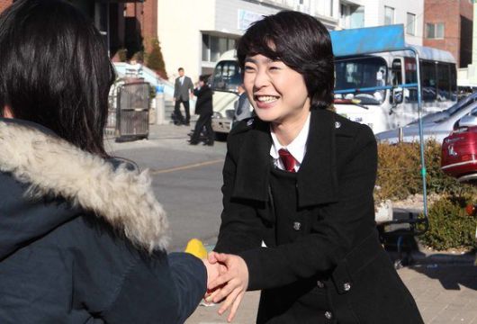 과거 부산시 사상구에서 유권자들을 만나 선거 운동을 하던 시절. [중앙포토]