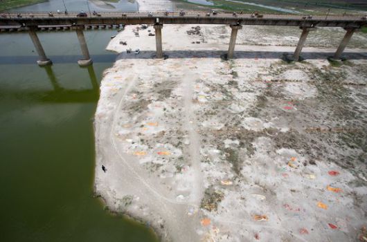 갠지스강 강변 모래톱에 코로나19 사망자로 추정되는 이들의 시신이 묻혀있다. 로이터=연합뉴스