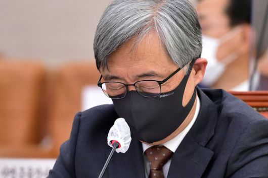 최재형 감사원장이 지난해 10월 15일 국회에서 열린 법제사법위원회의 감사원에 대한 국정감사에서 눈을 감고 생각에 잠겨있다. 오종택 기자