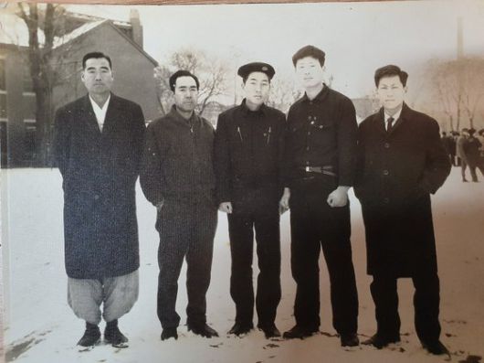 1970년 서울대 법대 입학식. 아버지(맨 왼쪽)와 교복을 입은 이낙연(가운데)