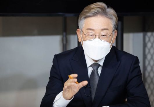 18일 비대면 정책발표 기자회견하는 이재명 경기지사. 연합뉴스