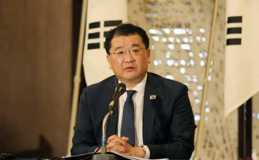 최종건 외교부 1차관은 한미일 외교차관 협의회 직후 공동 기자회견에서 "한일 간 협의는 긍정적인 방향으로 갈 것"이라고 말했다. 협의회에서 논의된 의제에 대해선 "북한 문제, 한반도 평화 프로세스에 관해 대화를 나눴다"고 밝혔다. [연합뉴스]