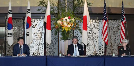 최종건 한국 외교부 1차관(왼쪽부터), 모리 다케오 일본 외무성 사무차관, 웬디 셔먼 미국 국무부 부장관이 21일 오전 일본 도쿄 외무성 이쿠라공관에서 한미일 외교차관 협의를 마치고 공동 기자회견을 하고 있다. [연합뉴스]