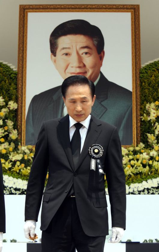 서울 경복궁에서 열린 노무현 전 대통령 국민장 영결식에서 이명박 당시 대통령이 헌화한 뒤 걸어나오고 있다. 청와대사진기자단