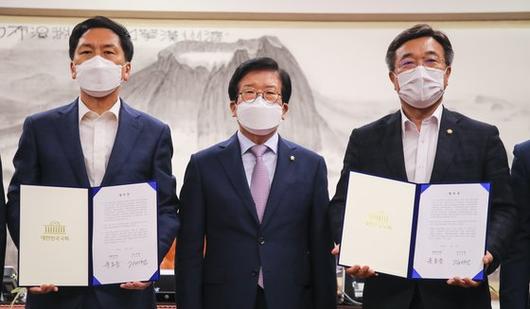 박병석 국회의장과 더불어민주당 윤호중 원내대표 국민의힘 김기현 원내대표등 양당 원내대표단이 23일 추경안과 상임위원장 배분등에 합의후 합의문을 읽고 있다. 임현동 기자