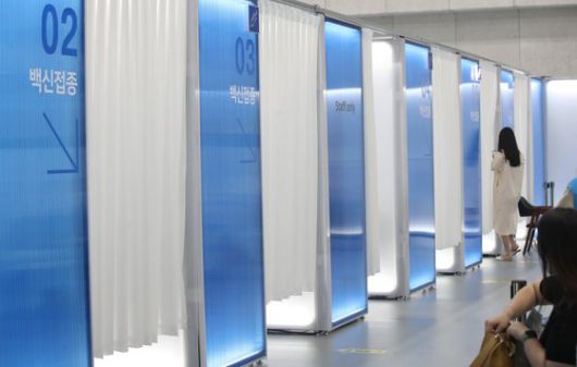 코로나19 서울시 동작구 예방접종센터가 마련된 동작구민체육센터에서 시민들이 접종실에 들어서고 있다. [연합뉴스]