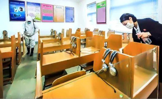 북한 노동당 기관지 노동신문은 지난 4월 29일 신종 코로나바이러스 감염증(코로나19)의 세계적 보건위기 상황이 계속 심각해지는데 대처해 각지에서는 비상방역전 수준을 더욱 높이기 위한 조직정치 사업을 힘있게 추진하고 있다고 보도했다. 사진은 모란봉구역 진흥초급중학교에서 방역 작업 중인 모습. 뉴스1