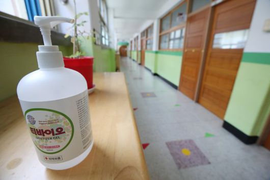 신종 코로나바이러스감염증(코로나19) 확산에 따른 수도권 사회적 거리두기 4단계 격상에 따라 수도권 학교들이 전면 원격수업에 들어간 지난달 14일 서울 영등포구의 한 초등학교 복도에 손소독제가 놓여져 있다. 연합뉴스