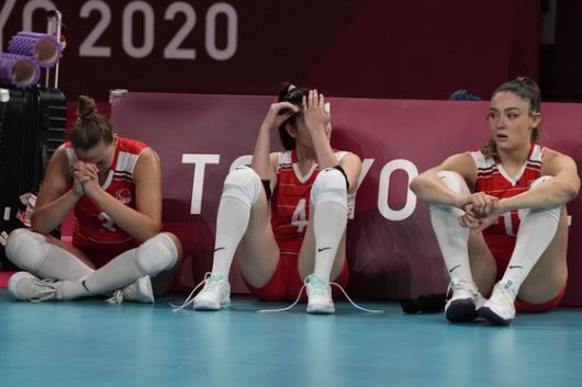 지난 4일 2020도쿄올림픽 여자 배구 8강전 경기 뒤 터키 대표팀은 눈물바다가 됐다. AP=연합뉴스