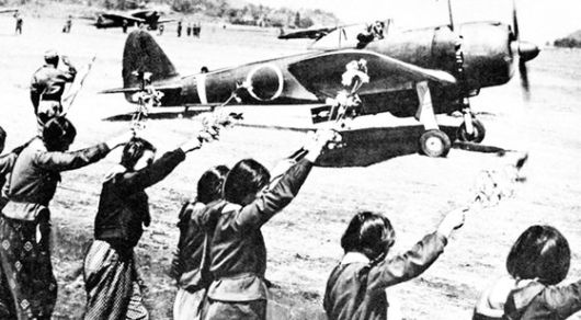 가미카제 자폭 비행에 나서는 일본군. 중앙포토