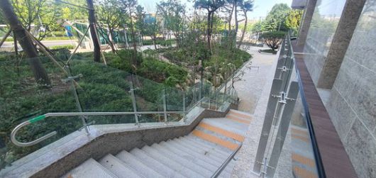 임대아파트에서 지하철로 가려면 단지 옆에 조성된 31계단을 이용해야 한다. 함종선 기자