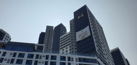 현대건설은 아파트 동에 현수막을 걸고 디에이치자이개포단지가 지역의 랜드마크라고 홍보하고 있다. 함종선 기자