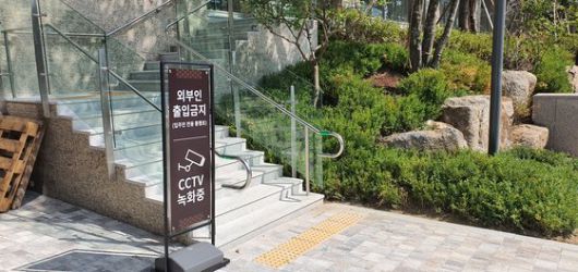 아파트 단지 곳곳에 '외부인 출입금지' 'CCTV촬영중'이란 경고문이 붙어 있다. 함종선 기자