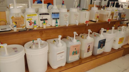 서울 마포구의 제로웨이스트샵 '알맹상점'에서 소분 판매중인 세제와 화장품들. 김정연 기자