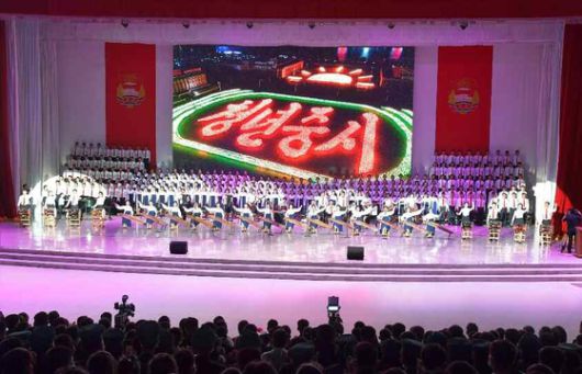 북한 노동당 기관지 노동신문은 지난달 30일 청년절 경축무대 '애국청년의 위용떨치리'가 전날 진행됐다고 보도했다. 북한은 지난 1927년 8월28일 김일성 주석이 조선공산주의청년동맹을 결성한 것을 기념해, 1991년 '청년절'을 제정했다. 무대 뒷편에 '청년 중시'라는 문구가 나오고 있다. 평양 노동신문=뉴스1