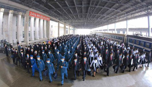 북한 노동당 기관지 노동신문은 지난달 28일 청년절을 맞아 경축행사가 진행된다고 밝혔다. 신문은 이 경축 행사에 참가하는 청년들이 지난 26일 평양에 집결했으며, 전날인 27일에는 김일성 주석과 김정일 국방위원장의 시신이 안치된 금수산태양궁전을 참배하는 등의 일정을 소화했다고 전했다. 평양 노동신문=뉴스1