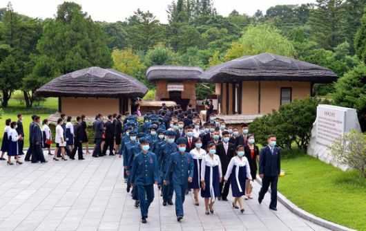 북한 노동당 기관지 노동신문은 1일 "청년절 경축행사 참가자들이 수도 시민들의 뜨거운 환영을 받으며 평양시 안의 여러 곳을 참관하였다"면서 관련 사진을 실었다. 참가자들은 만경대혁명사적관, 청년운동사적관, 대성산혁명열사릉, 조국해방전쟁참전열사묘를 찾았다고 신문은 전했다. 평양 노동신문=뉴스1