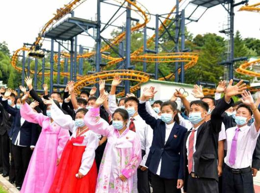 북한 청년절(8월28일) 경축 행사 참가자들이 평양에 머물면서 여러 정치문화사업에 참여했다고 노동당 기관지 노동신문이 지난달 31일 보도했다. 사진은 개선청년공원유희장과 릉라인민유원지를 찾은 모습. 평양 노동신문=뉴스1