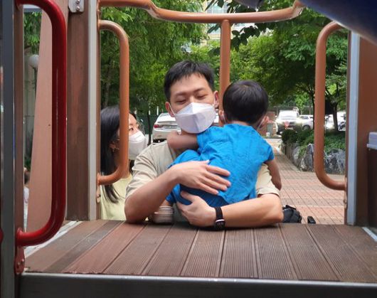 희귀암 환자 황원재씨(가운데)는 세 살 아들 시온이가 “아빠 아파?”할 때마다 가슴이 미어진다. 정부가 치료제 수입을 허가해 국내서 치료 받기를 갈망한다. 강주안 기자