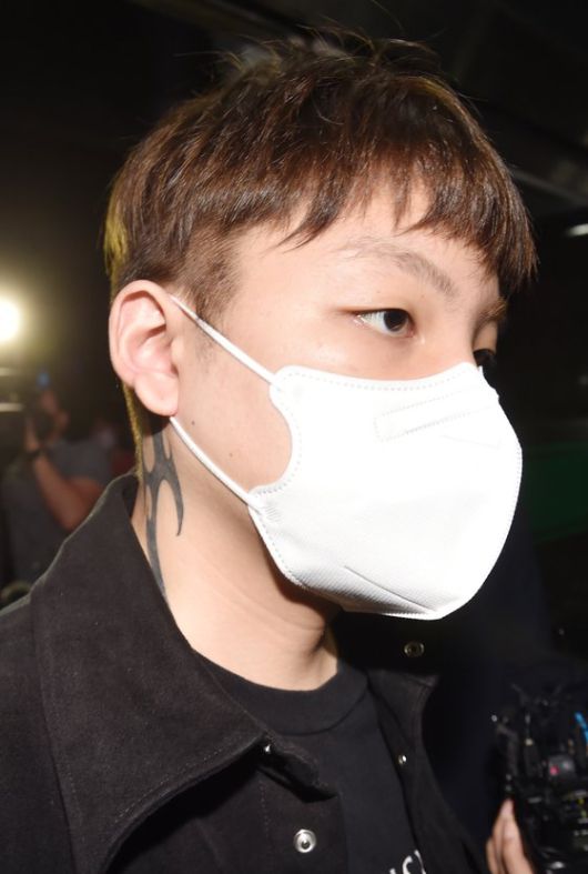 무면허 운전과 음주측정 거부·경찰관 폭행 등 혐의로 입건된 장용준이 지난달 30일 서울 서초구 서초경찰서에서 경찰 조사를 위해 출석하고 있다. 뉴스1