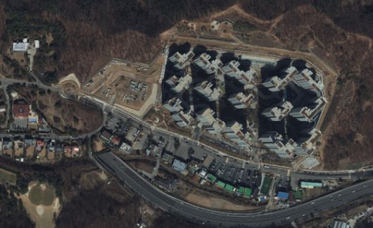 아파트 완공 이후의 판교A아파트 단지. 아파트 그림자가 옹벽 정상 위에 있을 정도로 아파트와 옹벽이 가깝다. 국토지리정보원