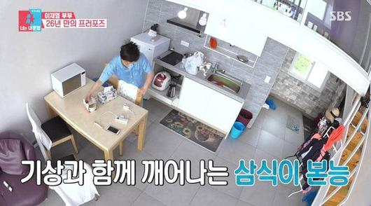 민주당 대선주자 이재명 후보가 과거 예능 프로그램 '동상이몽'에 출연해 '삼식이'라는 별명을 얻었다며, 이 별명을 떨치기 위해 부인 김혜경씨와 외출해 식사를 하는 사진을 공개했다. 당시 이 후보는 '외식 좀 하라'는 조언을 듣고 김씨와 식사를 한 뒤 시장을 방문했다고 한다. 한 언론이 조직폭력배가 문을 연 생활용품업체 '차이소'에 방문했다며 이 후보에 조폭연루 의혹을 제기하자 이에 반박하기 위해서다. [페이스북 캡처]