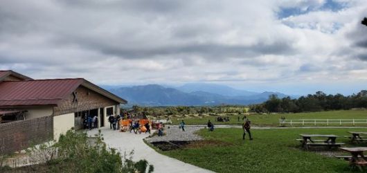 소프트크림을 파는 매점. 목장 뒤로 펼쳐진 산맥이 보이는 곳. 도회지의 아이들에게는 오아시스 같은 곳이다. [사진 양은심]