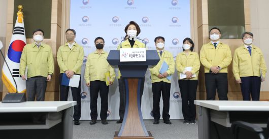 한정애 환경부 장관이 29일 서울 종로구 정부서울청사에서 '미세먼지 계절관리제' 관련 브리핑을 하고 있다. 뉴스1