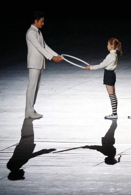 12세 김민은 인천 아시안게임 개막식에서 장동건과 굴렁쇠 퍼포먼스를 펼쳤다. [연합뉴스]