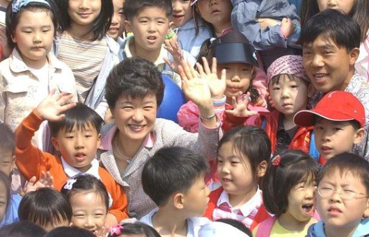 2004년 5월 5일 한나라당 대표 시절 박근혜 전 대통령이 서울아산병원을 방문해 입원 환자, 직원 자녀들과 기념촬영하고 있다. 조용철 기자