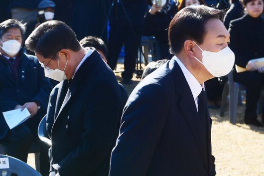 2015년 3월 17일 청와대 여야 영수회담에서 문재인 당시 새정치민주연합 대표가 “경제 정책은 실패했고 총체적 위기”라며 “이런 식으로는 경제를 살릴 수 없다”고 몰아붙이자 박근혜 전 대통령이 심각한 표정으로 메모하고 있다. 연합뉴스